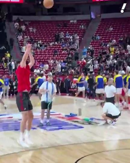 杨瀚森赛前这状态就已十分出色!外线三分抬手就进!