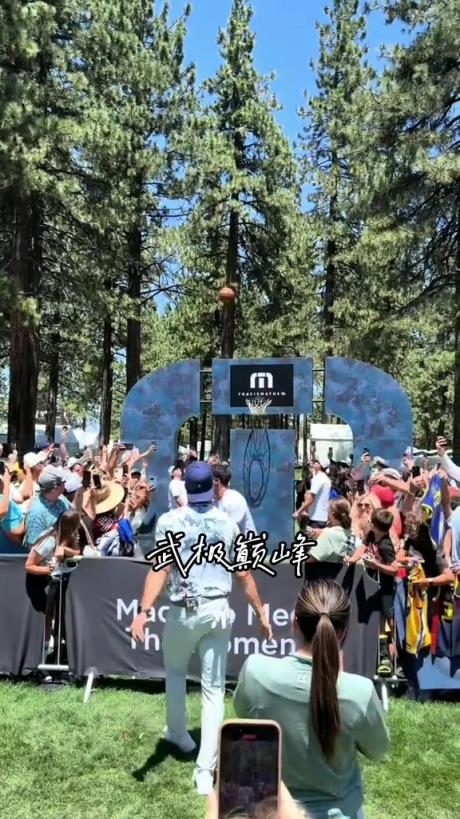 “确实是很久没摸球了~库里在太浩湖高尔夫名人赛展示投篮”