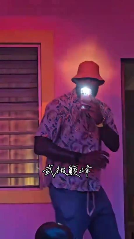 “这明明就是来抢风头的~詹姆斯在坏兔子演唱会彻底玩嗨了”