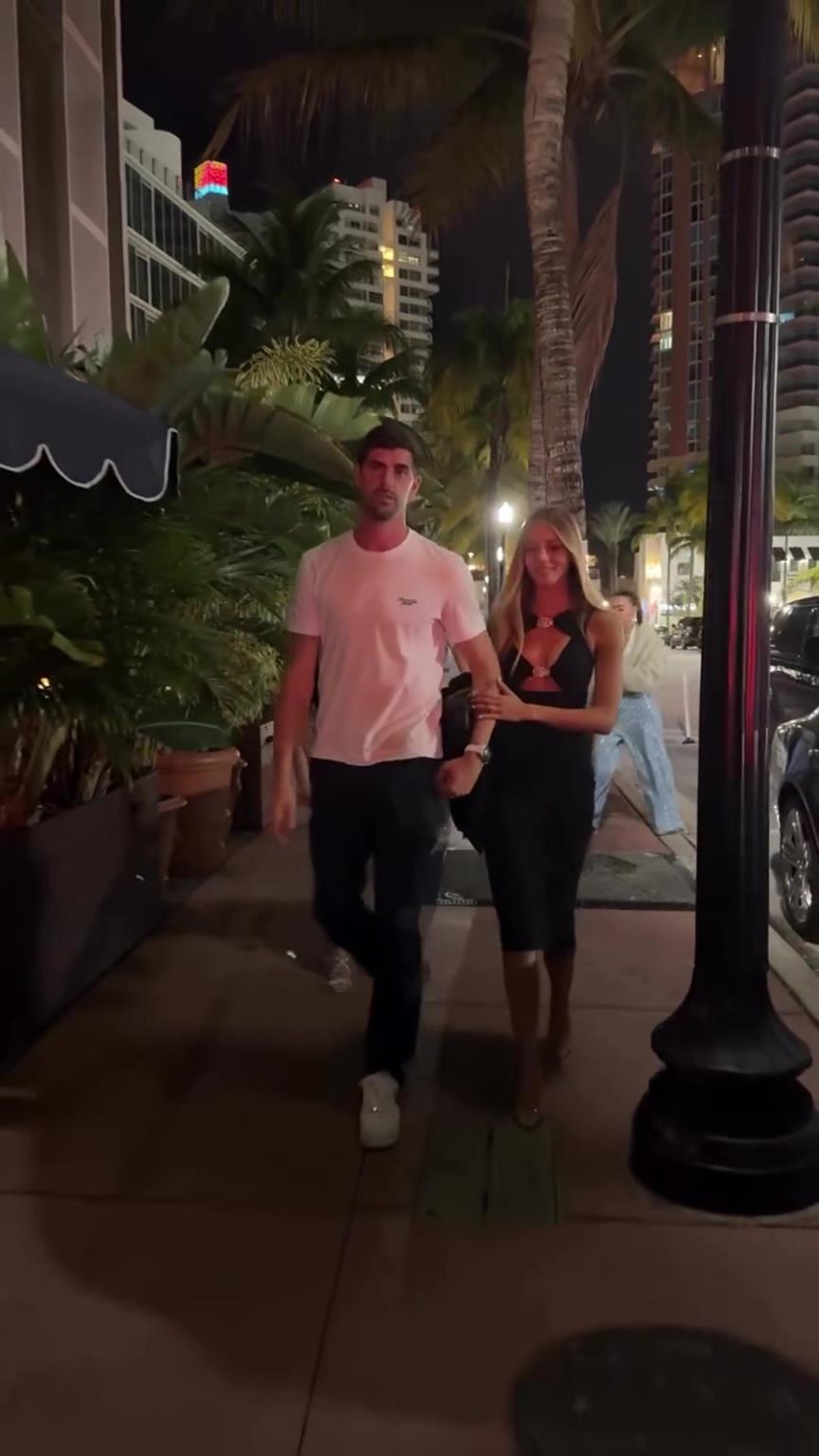 库尔图瓦携娇妻在迈阿密一家饭店吃饭,妻子颜值气质甚佳!