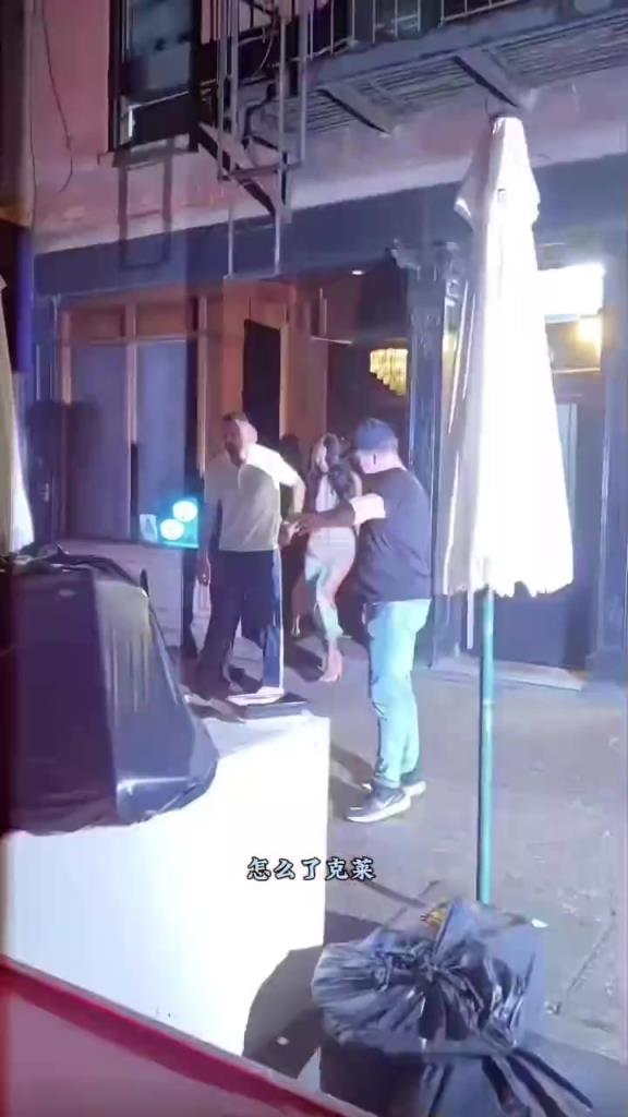 克莱和她的新交往的女友美国说唱歌手梅根纽约晚饭后一起离开