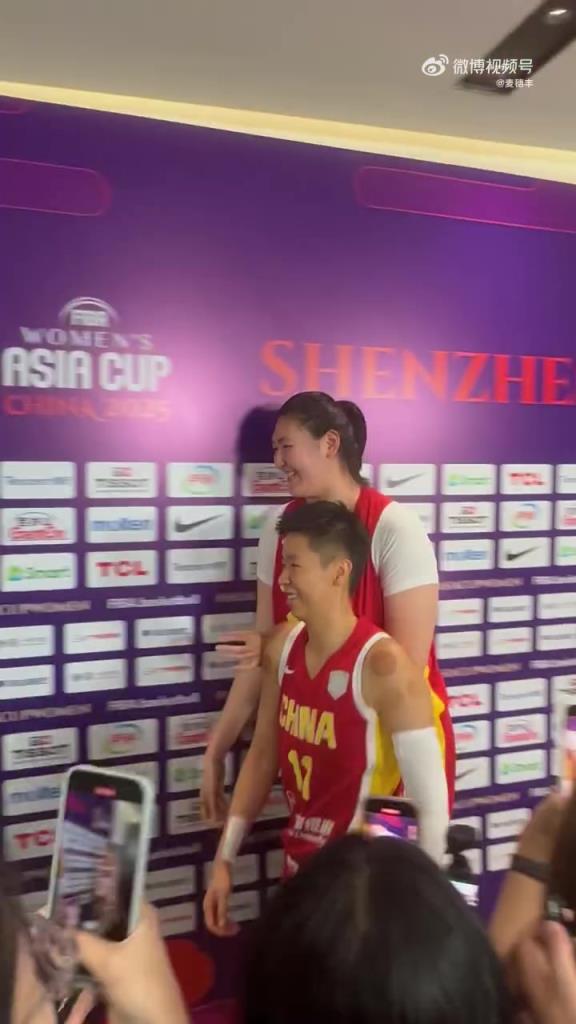 张子宇和黄思静赛后走在一起,俩人这身材差距未免也太大了