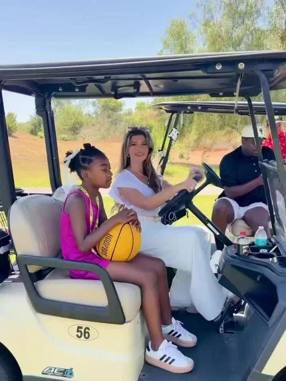 尼克杨、阿泰斯特近日携美女一起打高尔夫