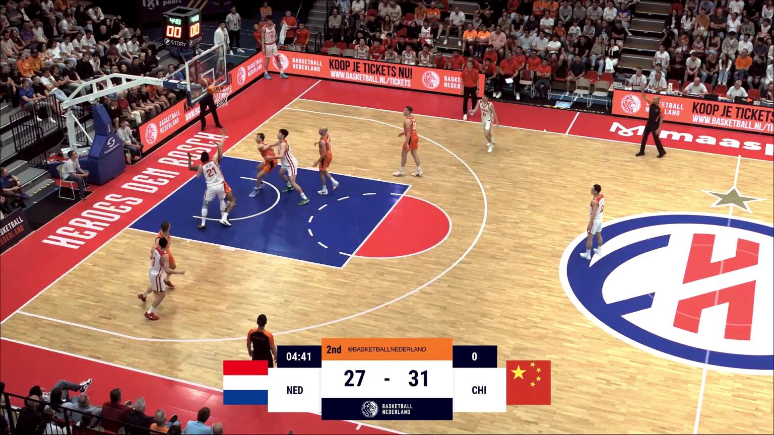 大秋就是稳!胡金秋拼到进攻篮板 紧接背身单打勾射取分