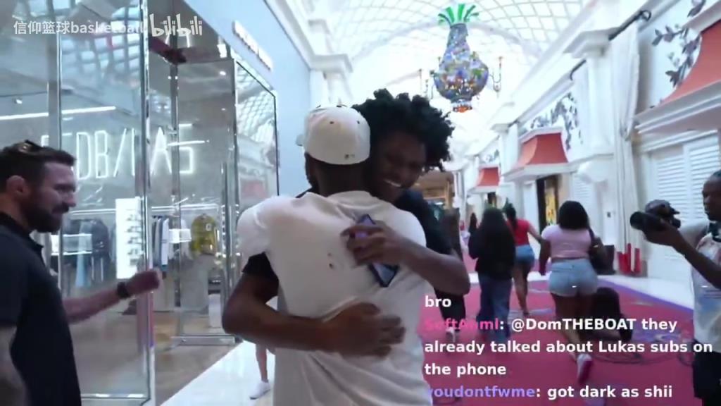 太巧了!欧文在赌城直播,偶遇阿门汤普森,然后向观众夸奖阿门!