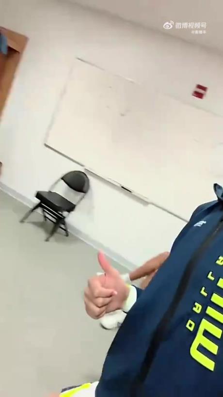 老外听得懂吗?李月汝在更衣室放张杰的《天下》拍视频