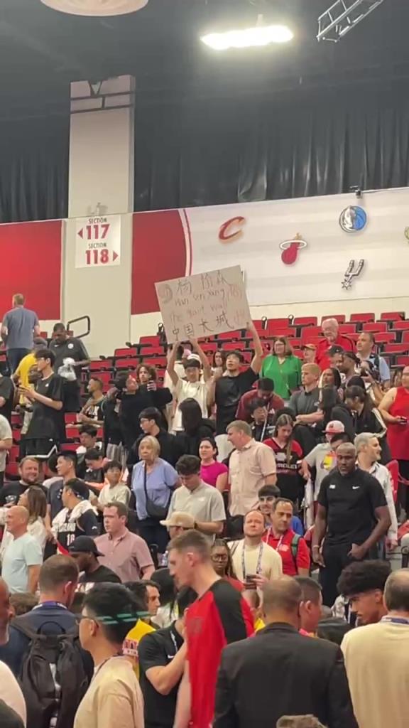 小杨的热度太高了!现场球迷举牌写道:“杨瀚森,中国长城!”