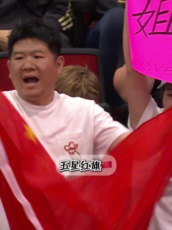 哈哈!场边女生举标语支持小杨:杨瀚森,姐姐又来了!