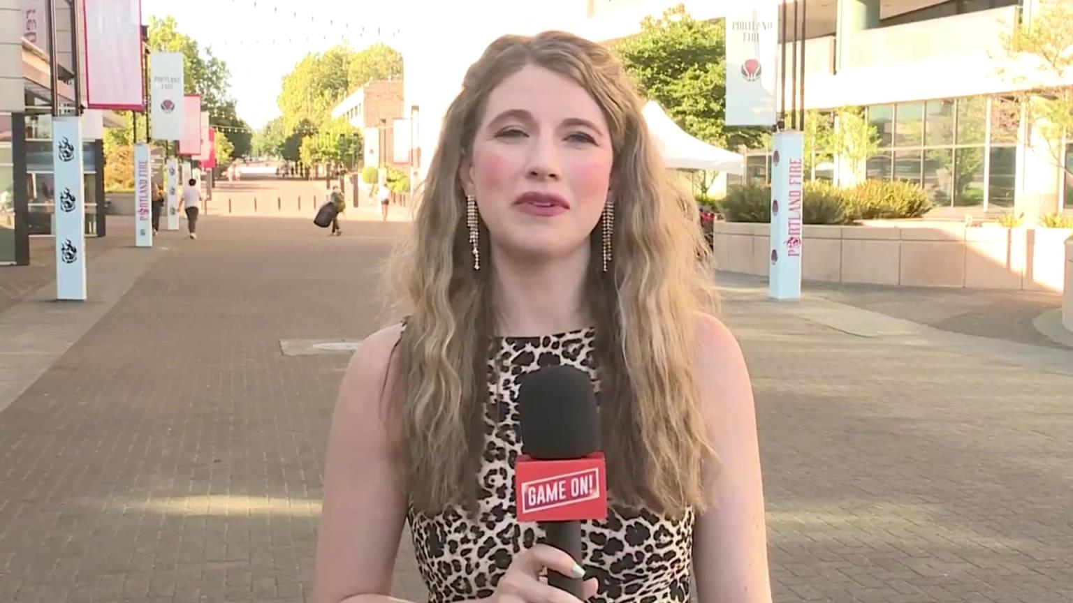 吧友们爱看吗?开拓者美女记者格林的最新采访视频出炉