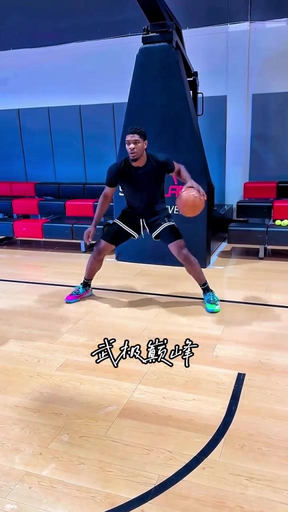 亨德森苦练运球技术 此前社媒转发杨瀚森进球视频