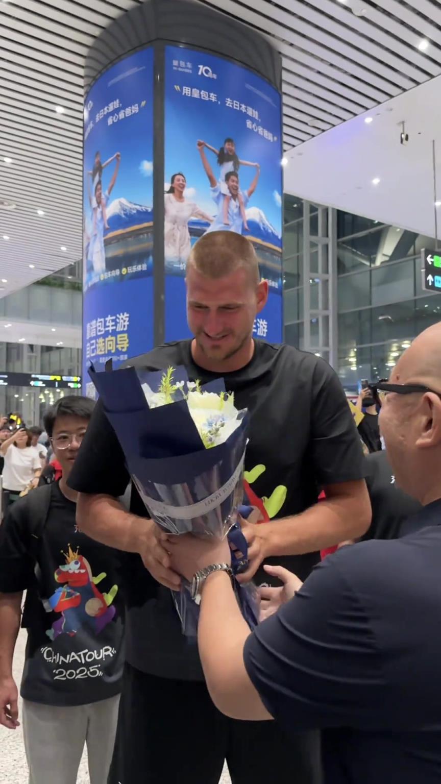 你也减肥?约基奇抵达中国 看着瘦了一圈啊