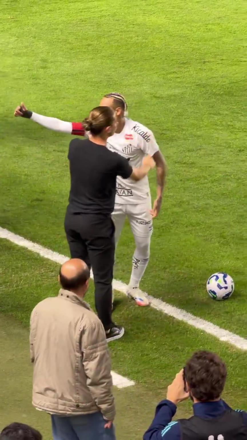 哈哈哈!内马尔捡球顺便穿裆菲利佩,随后两人拥抱致意