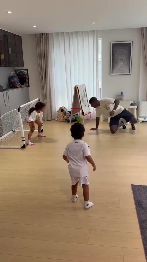愉快的时光!国安外援法比奥晒与儿女家里踢足球画面❤