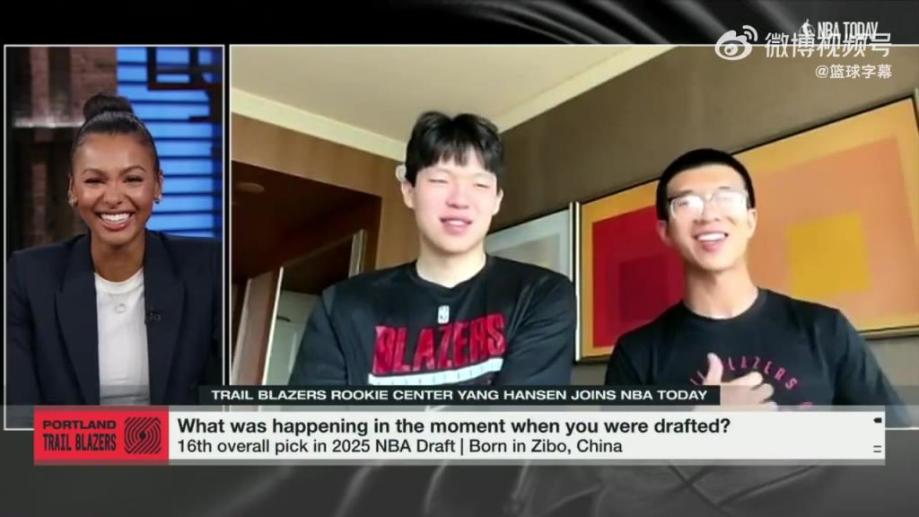 杨瀚森接受美女记者采访:被选中时,刚吃完炸鸡要擦手怕弄脏西装