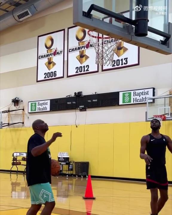 维金斯开启个人训练,墙上三面热火总冠军旗帜相当显眼!