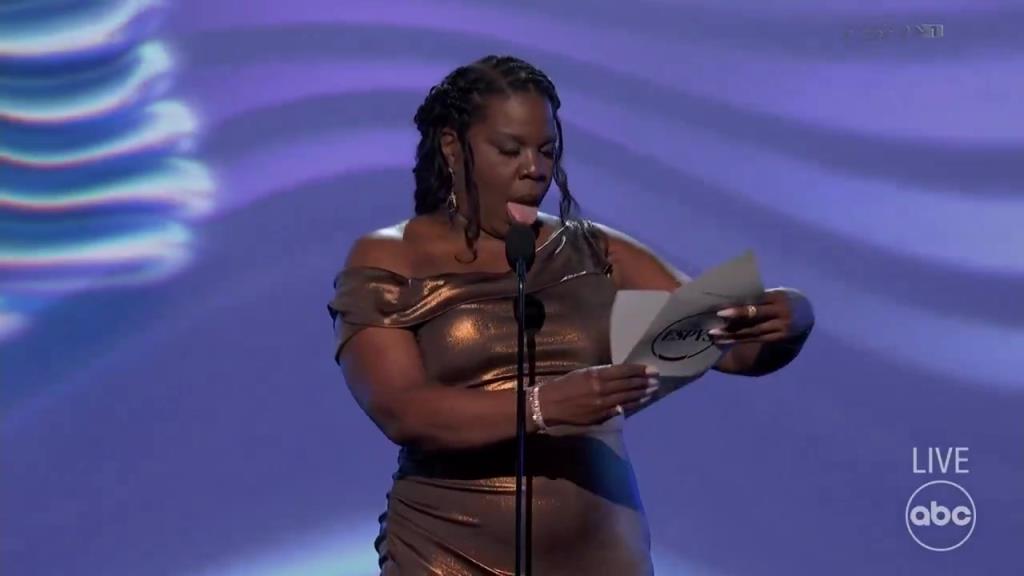 大丰收!亚历山大获得ESPY年度最佳男运动员奖杯,发表感言