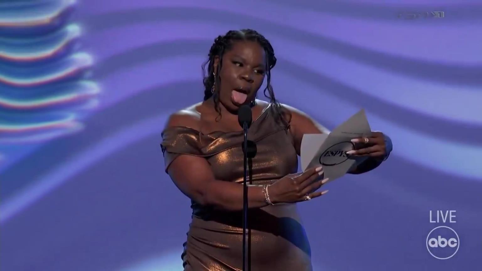 用力过猛!妹子宣布亚历山大获奖的时候,身上的每一块肉都在抖动啊!