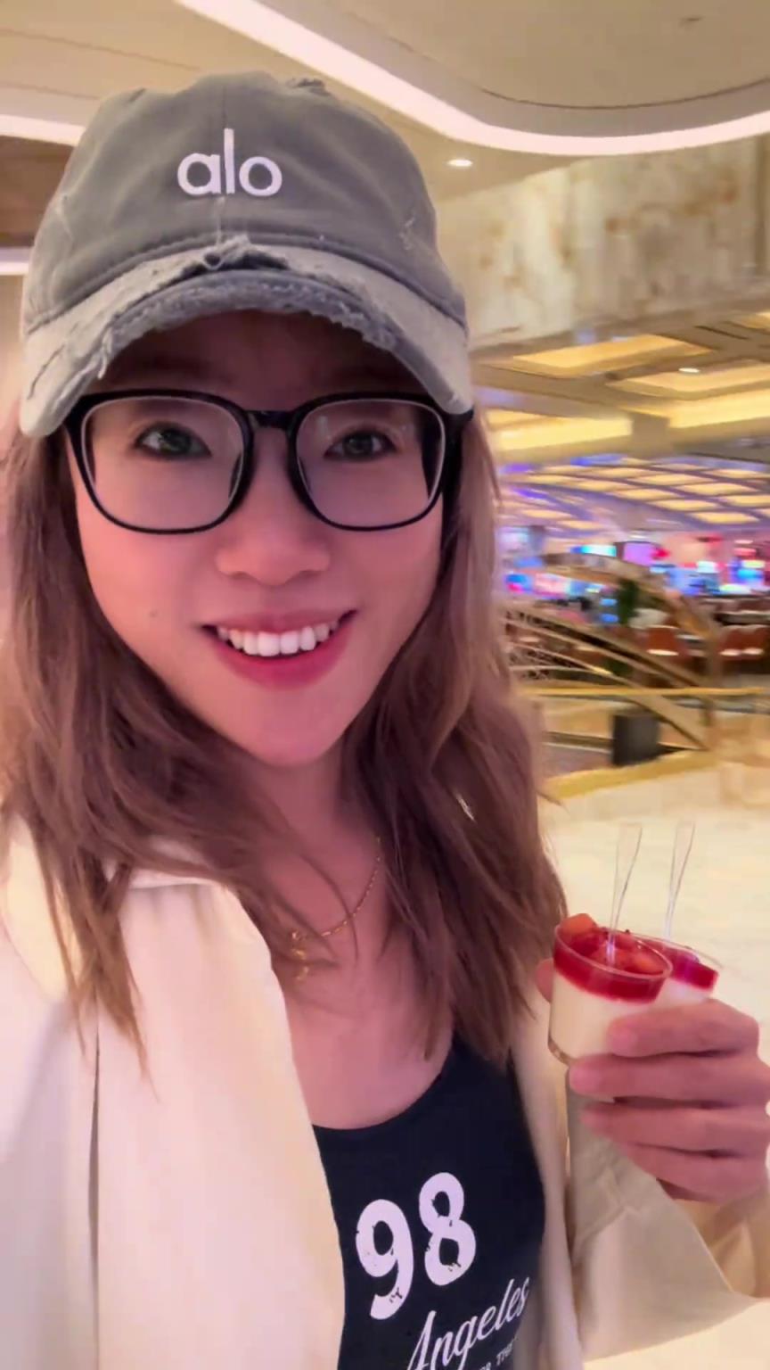 在美偶遇艾弗森!女记者:艾弗森正在赌钱输好几万,不能跟我合影