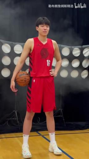 天道酬勤!杨瀚森近期场下视频合集!笑是应对生活的解药!