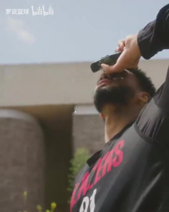 融入的越来越好了!开拓者备战火箭,杨瀚森和队友有说有笑!