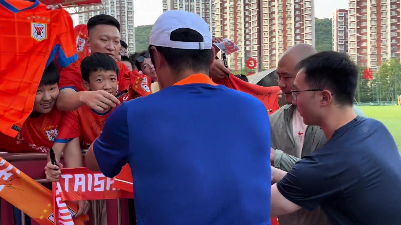 人气不输球员!韩鹏给球迷签名,忙得不亦乐乎