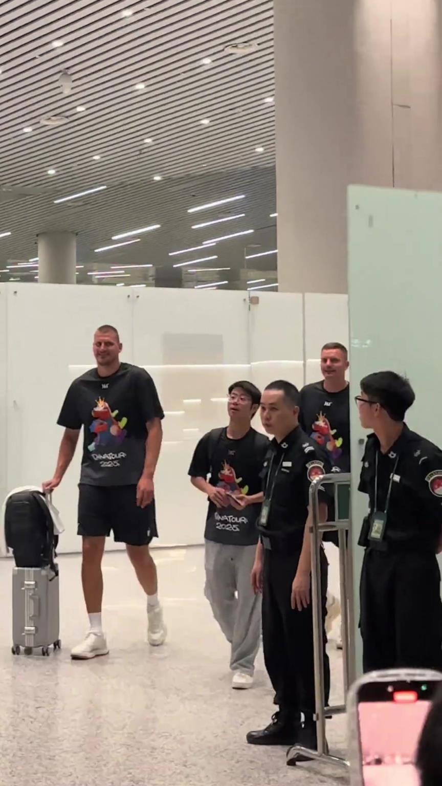 约老师骑着小马驹来了~