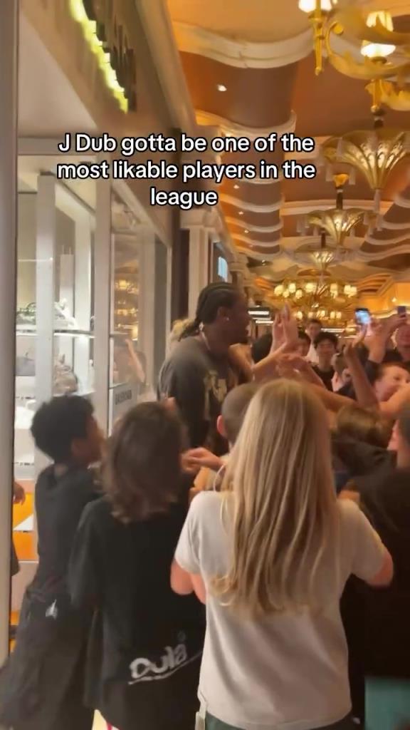 太受欢迎了！杰威永远的孩子王属性！太有喜感了！