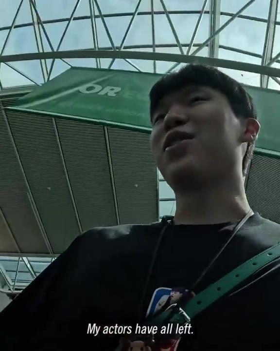 杨瀚森简直社交悍匪啊!在机场人气是真高