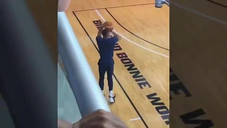 威少当着哈登的面,滑稽模仿他后撤步三分!!把登哥都整懵了