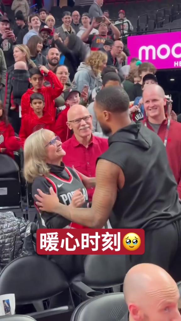 现在重新回家了!此前利拉德代表雄鹿重返开拓者时和球迷暖心拥抱