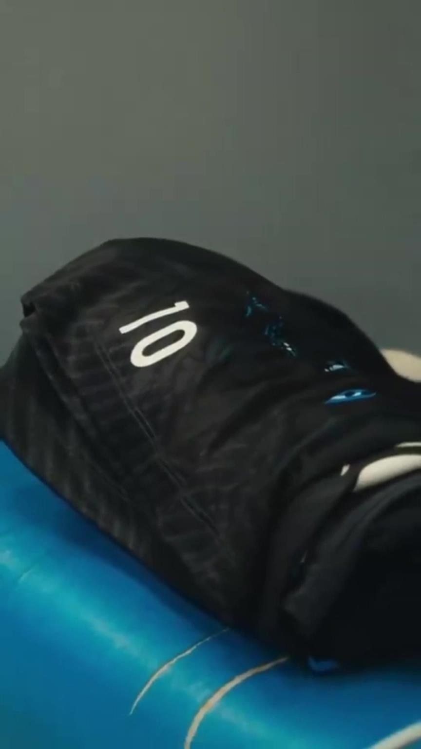 训练穿!球队为德布劳内准备10号训练服时,德布劳内连声说不!