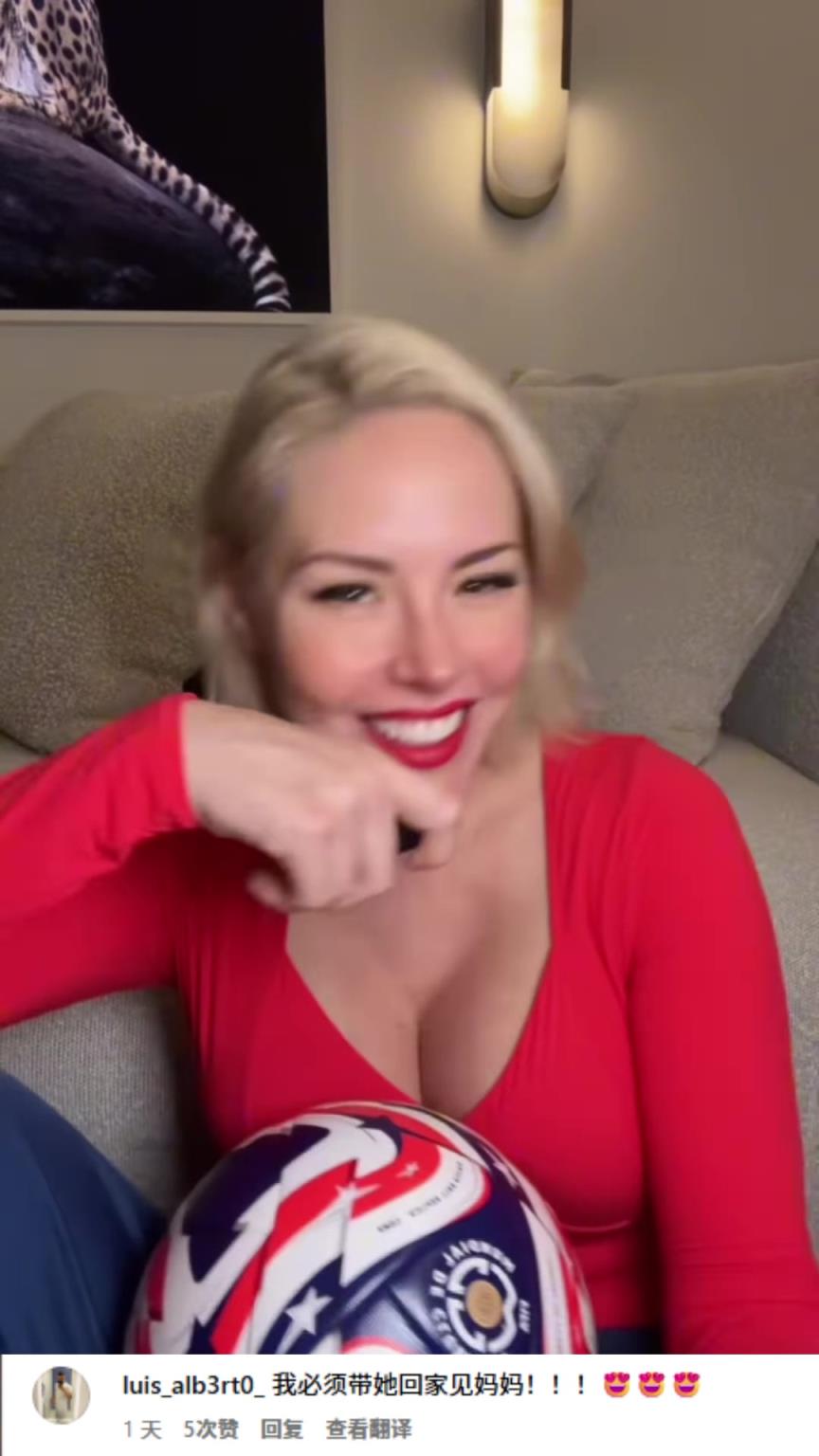 欧冠女主持又在展示傲人身材,外网网友:我必须带她回家见妈妈!