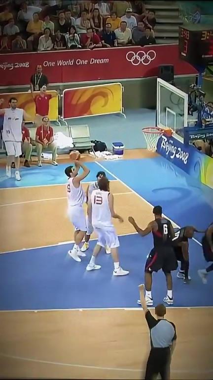 另类高光?小加索尔一球同时被詹姆斯&韦德&科比三人同时封盖!