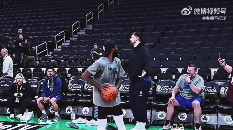 神了!欧文是怎么感应到身后的东契奇的?77无奈摊手