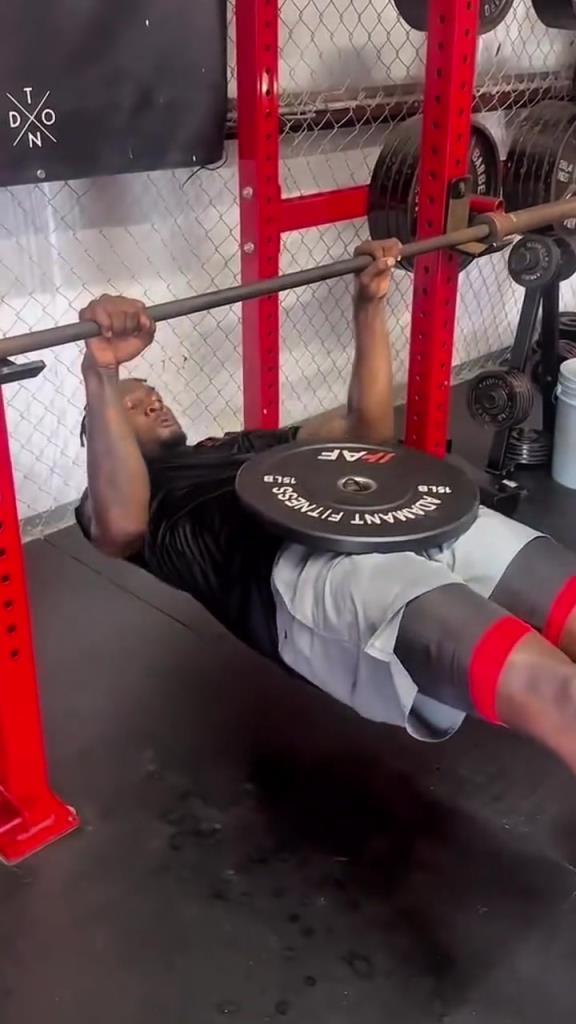 真硬!火箭新援芬尼-史密斯进行力量训练~