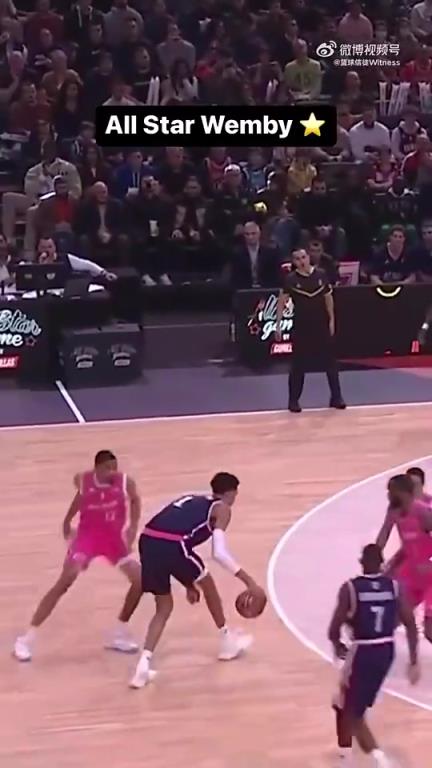 这天赋看得想爆粗!2米24的文班亚马一人运球戏耍三个后卫