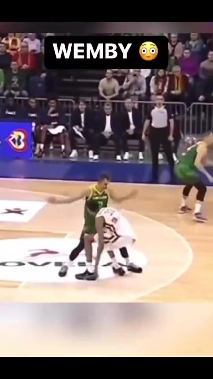 柔韧性也是天赋!文班亚马摔的瞬间有点吓人,不过马上站起来!