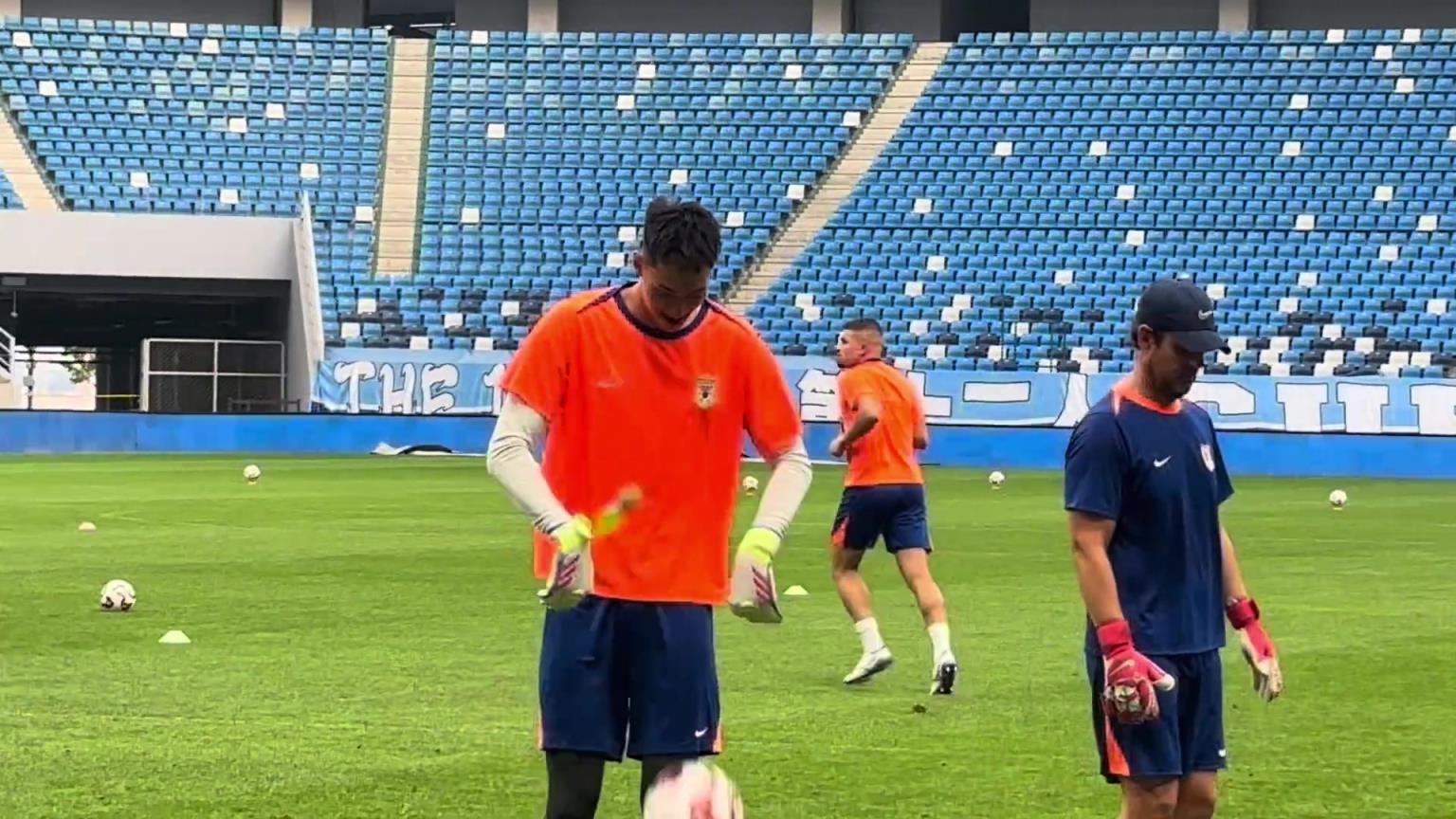 卡扎尔参加赛前训练,网传新援加盟后,卡扎尔大概率被撤销报名