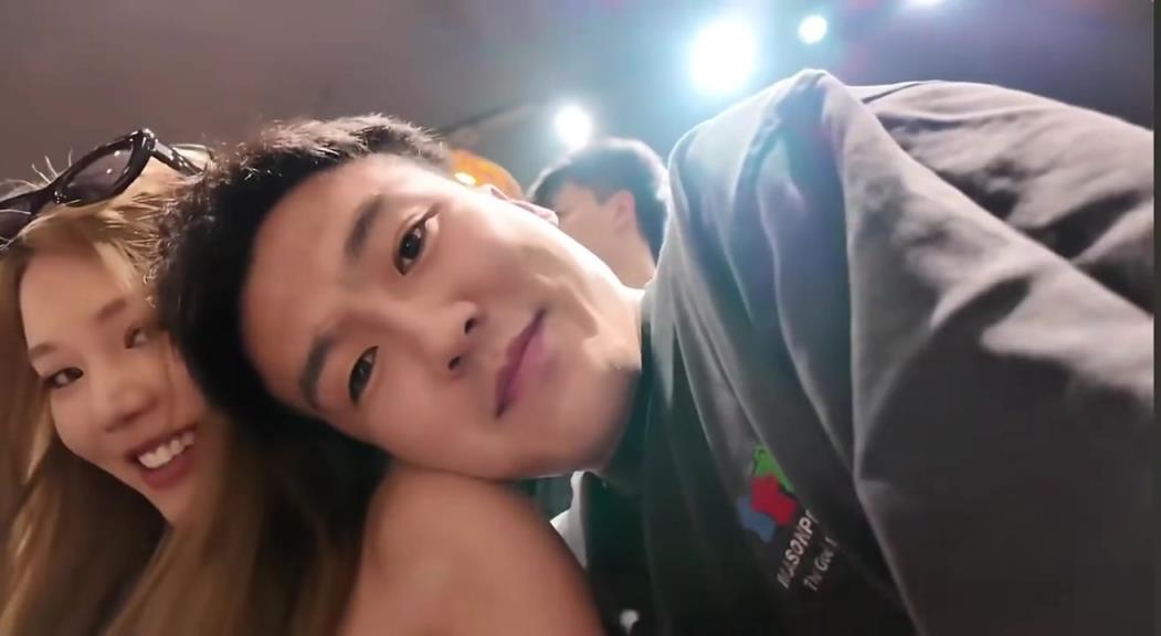 CBA眼光这一块!黄荣奇女友很标致,两人也非常恩爱