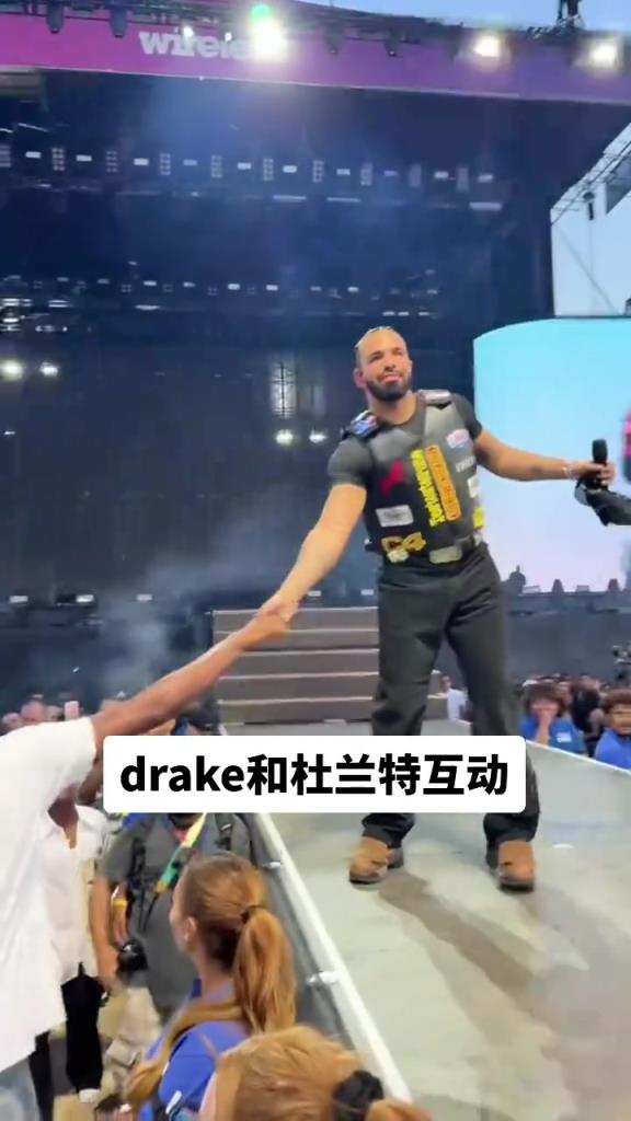 drake和杜兰特演唱会开始前打了个招呼...