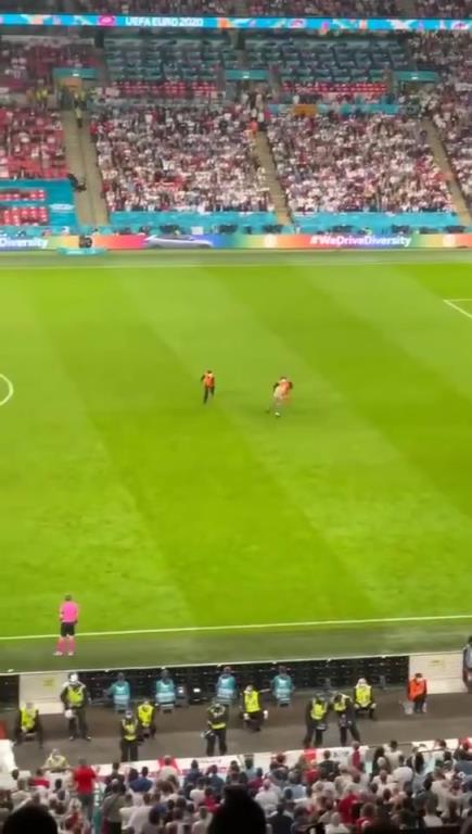 史上最强冲场?欧洲杯名场面:球迷全场裸奔连续摆脱安保!