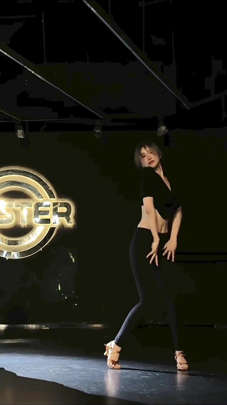 身材是真好啊!周玲安第一次穿高跟鞋跳Waacking甩手舞~