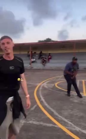 这投篮动作挺别致啊!帕尔默轻松投进三分!