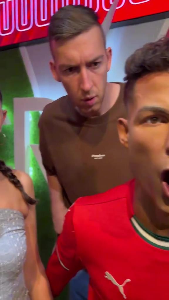 憋这么久也挺难吧!美女网红与C罗蜡像的通灵时刻!