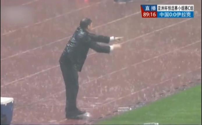 于大宝绝杀伊拉克:几乎全场球迷都在站着看这个角球