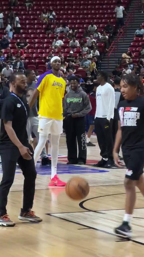 布朗尼缺席今日湖人比赛!赛前与阿杜-蒂耶罗一同观摩队友热身~