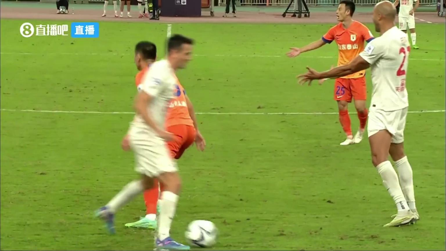 不容易!感觉韦世豪到哪都会被骂,昔日换下被骂SB