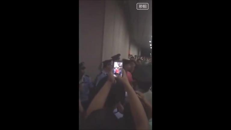 敢骂我老婆❓️当年郜林扔鞋,欲暴打嘴臭球迷