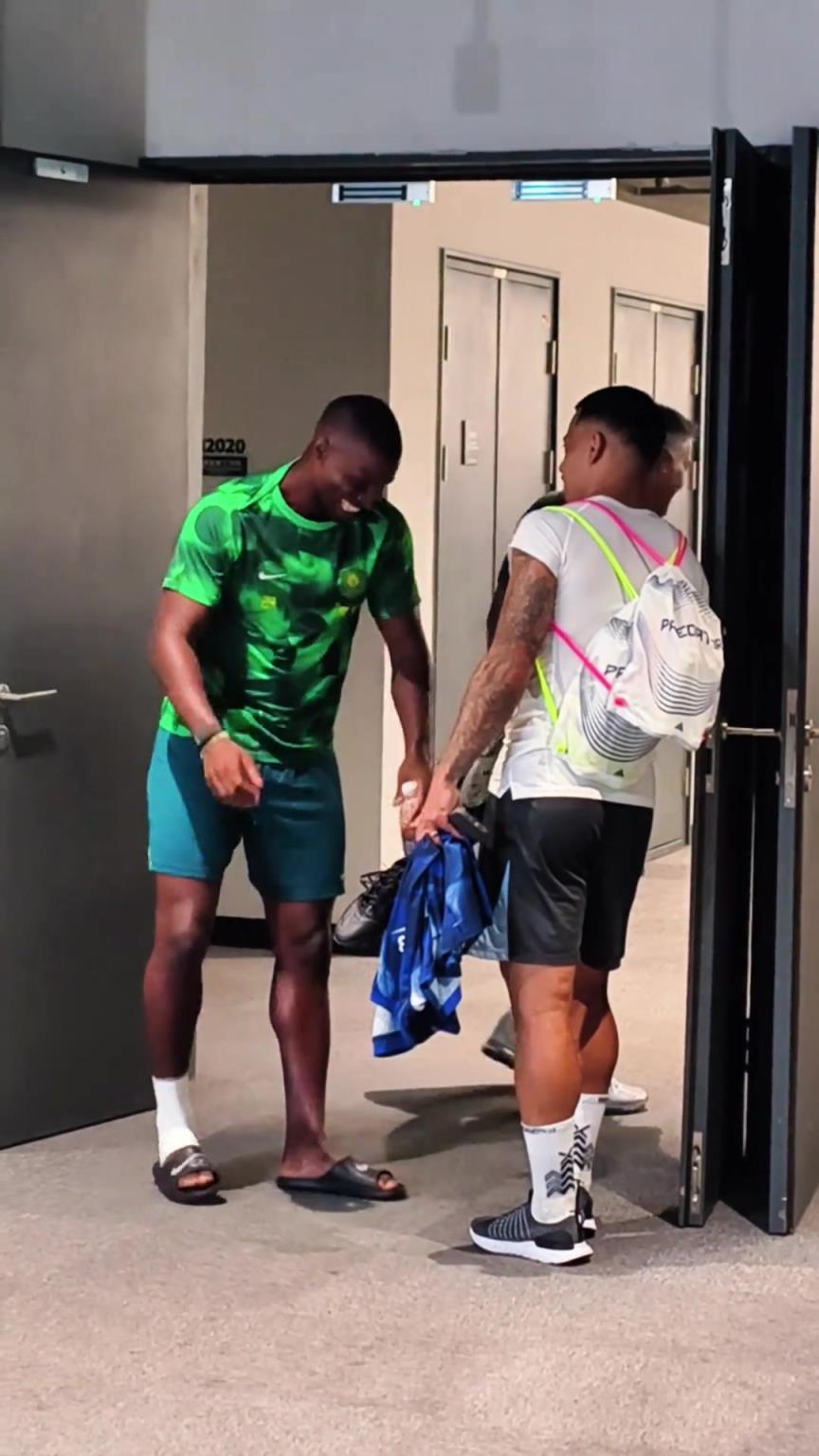 即将迎战旧主!京沪大战赛前李可在球员通道与老队友法比奥寒暄