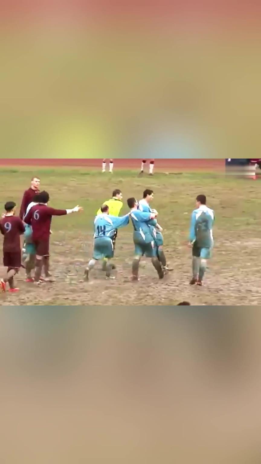 不服就干!球员暴怒时刻裁判遭殃被狂揍!